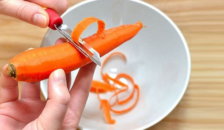 Cách làm nước ép cà rốt nguyên chất: làm sạch