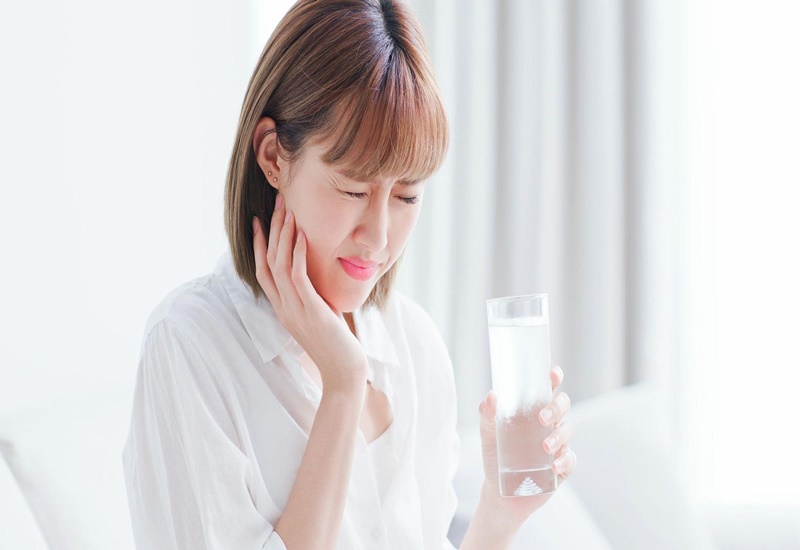 Răng nhạy cảm thì không nên uống nước lạnh